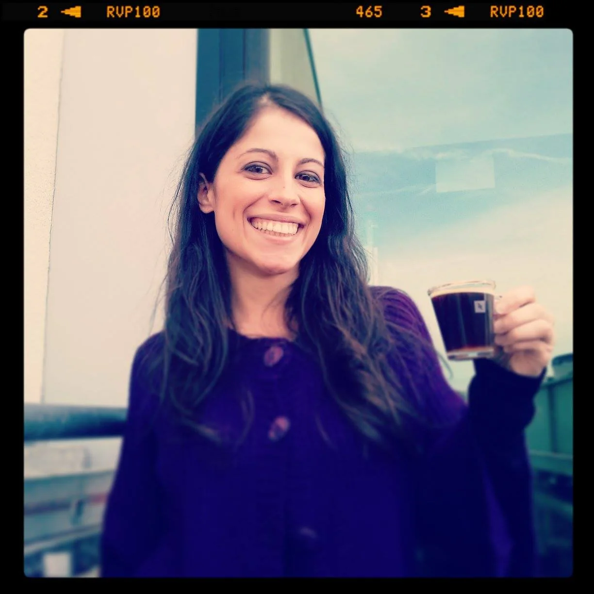 Tiziana sorridente con una tazza di caffè in mano