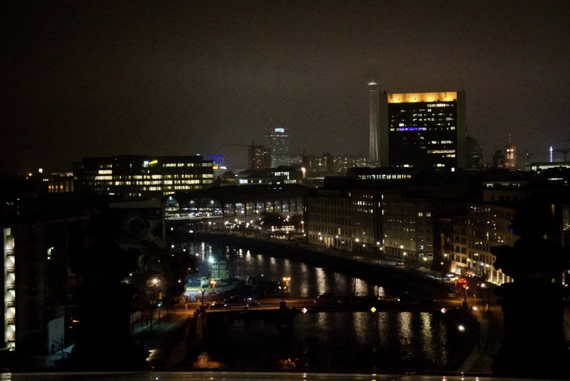 Berlino di notte, vista sulla Sprea