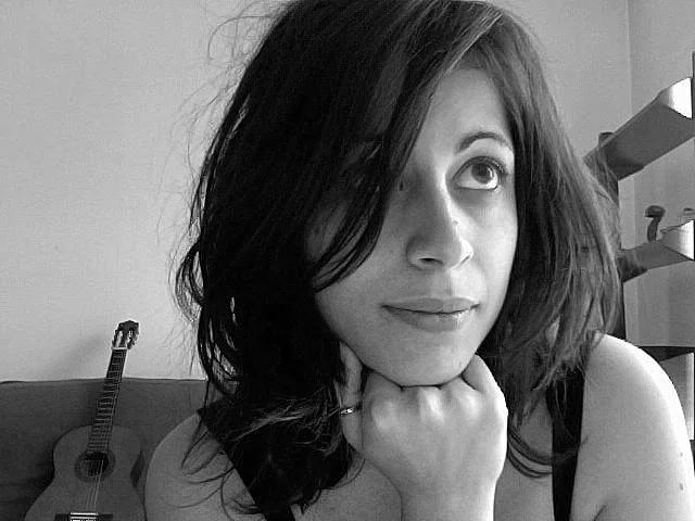 Ritratto in bianco e nero di Tiziana con il mento appoggiato alla mano